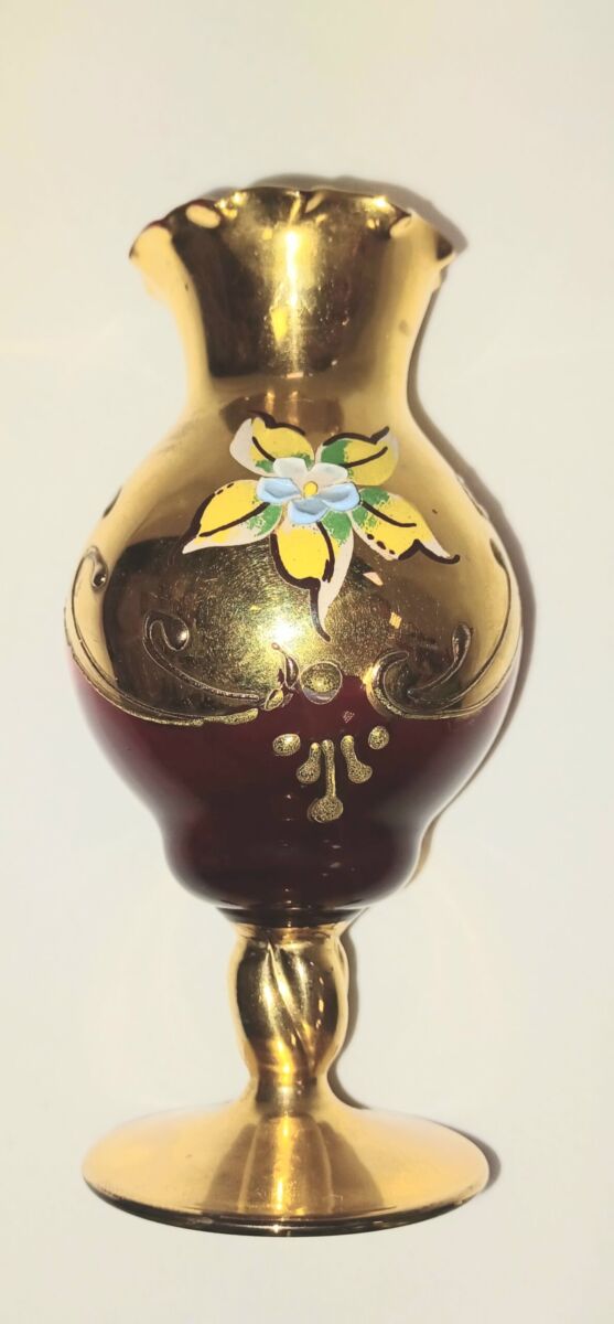 Vase rouge rubis avec dessus cannelé "Murano" et émail fleur de pensée, objet de décoration d'occasion