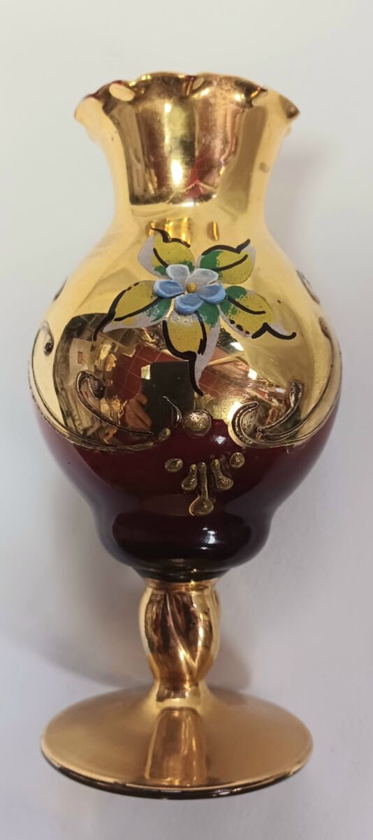 Vase rouge rubis avec dessus cannelé "Murano" et émail fleur de pensée, objet de décoration d'occasion – Image 2