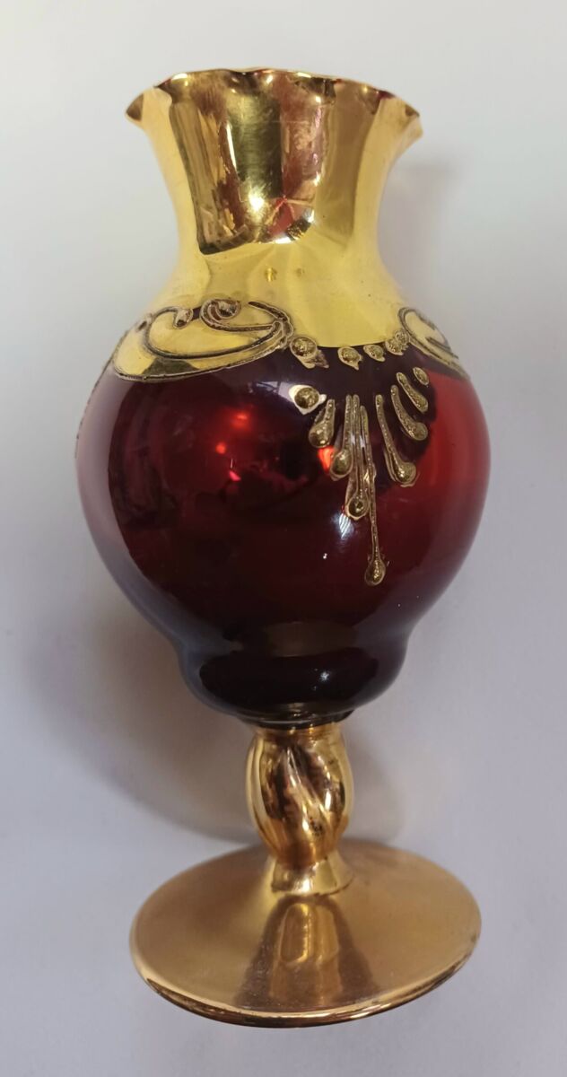 Vase rouge rubis avec dessus cannelé "Murano" et émail fleur de pensée, objet de décoration d'occasion – Image 3