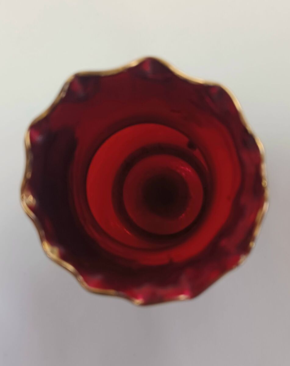 Vase rouge rubis avec dessus cannelé "Murano" et émail fleur de pensée, objet de décoration d'occasion – Image 4