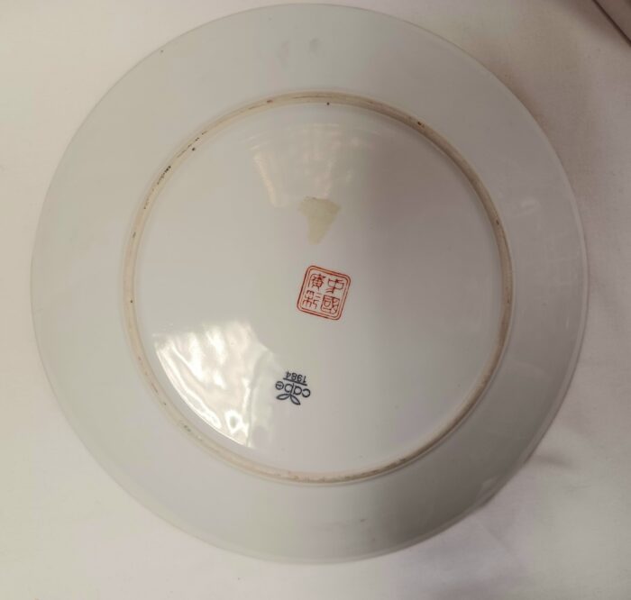 Assiette Chinoise avec support à décor de fleurs et divers - XXe en porcelaine – Image 4