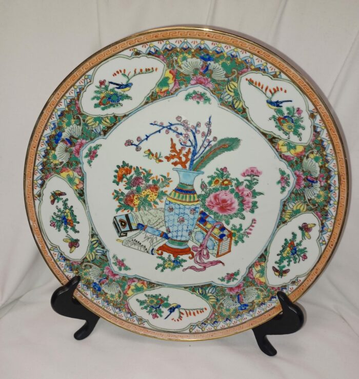 Assiette Chinoise avec support à décor de fleurs et divers - XXe en porcelaine