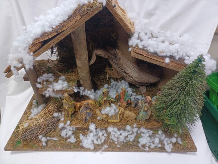 Crèche avec personnages et accessoires ( Marie, Joseph, Jésus…)- Noël -