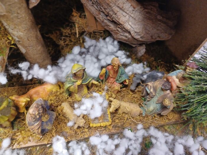 Crèche avec personnages et accessoires ( Marie, Joseph, Jésus…)- Noël - – Image 2