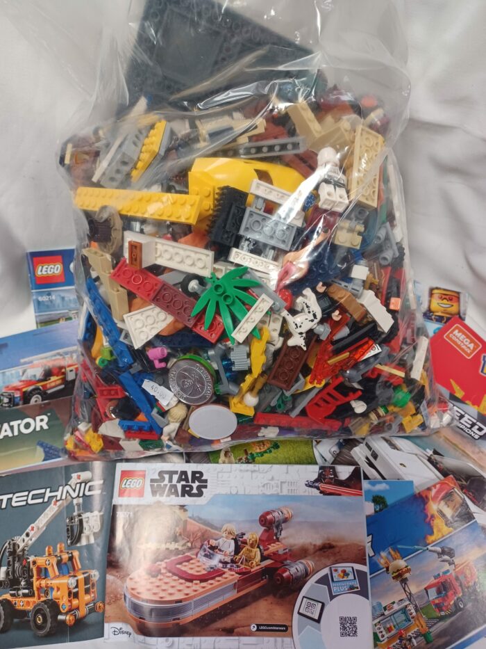 Lot de Lego soit 2,451 kg avec des livrets (star Wars, city, ...)