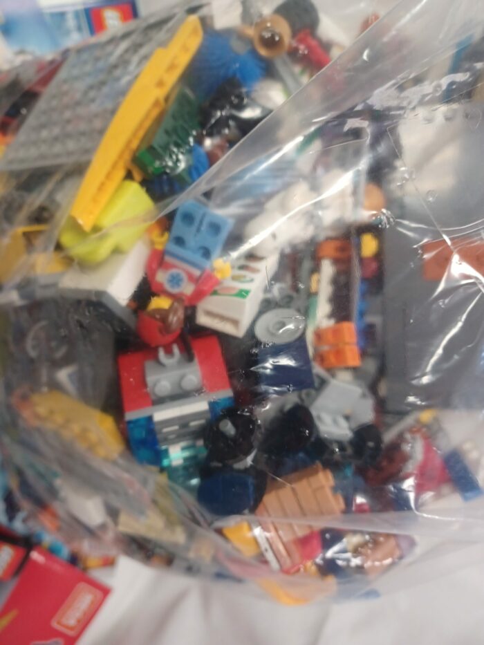 Lot de Lego soit 2,451 kg avec des livrets (star Wars, city, ...) – Image 4