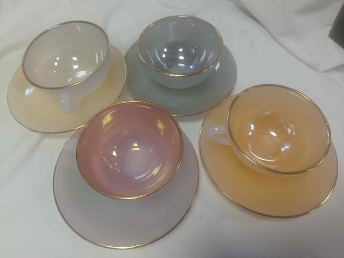 Ensemble de 4 tasses à café/thé et soucoupes ARCOPAL vintage françaises, Arlequin