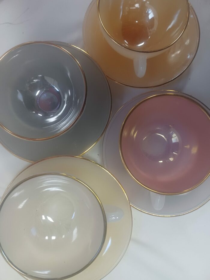 Ensemble de 4 tasses à café/thé et soucoupes ARCOPAL vintage françaises, Arlequin – Image 2