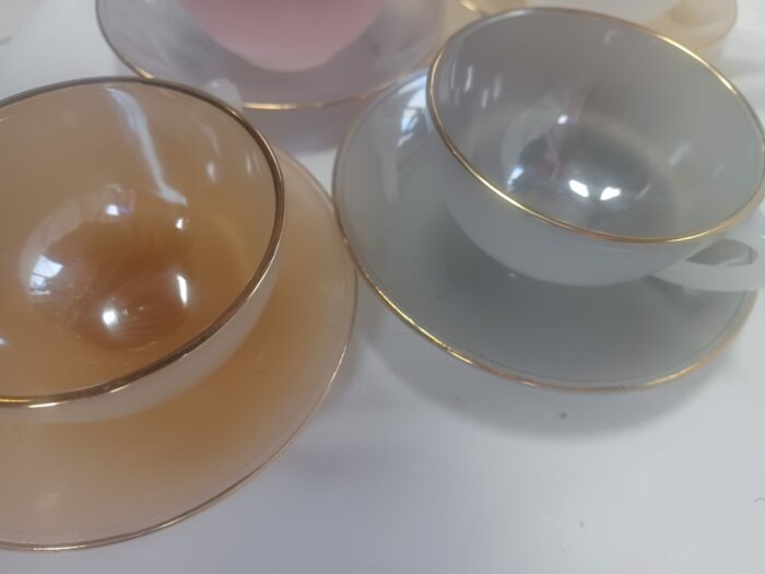 Ensemble de 4 tasses à café/thé et soucoupes ARCOPAL vintage françaises, Arlequin – Image 3