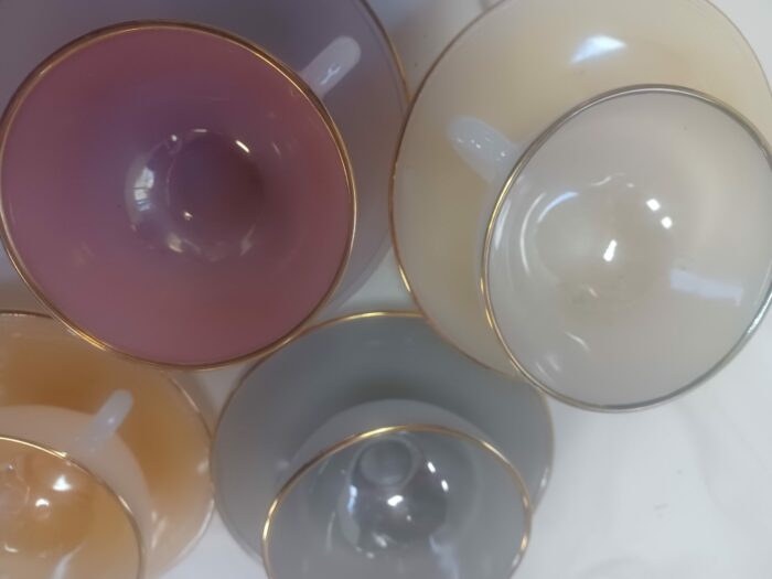 Ensemble de 4 tasses à café/thé et soucoupes ARCOPAL vintage françaises, Arlequin – Image 4