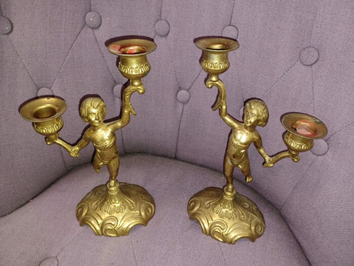 Paire de Chandeliers à 2 bras de lumière/Fût à décor de Figurine Puttis/Chérubins/Angelots en laiton doré