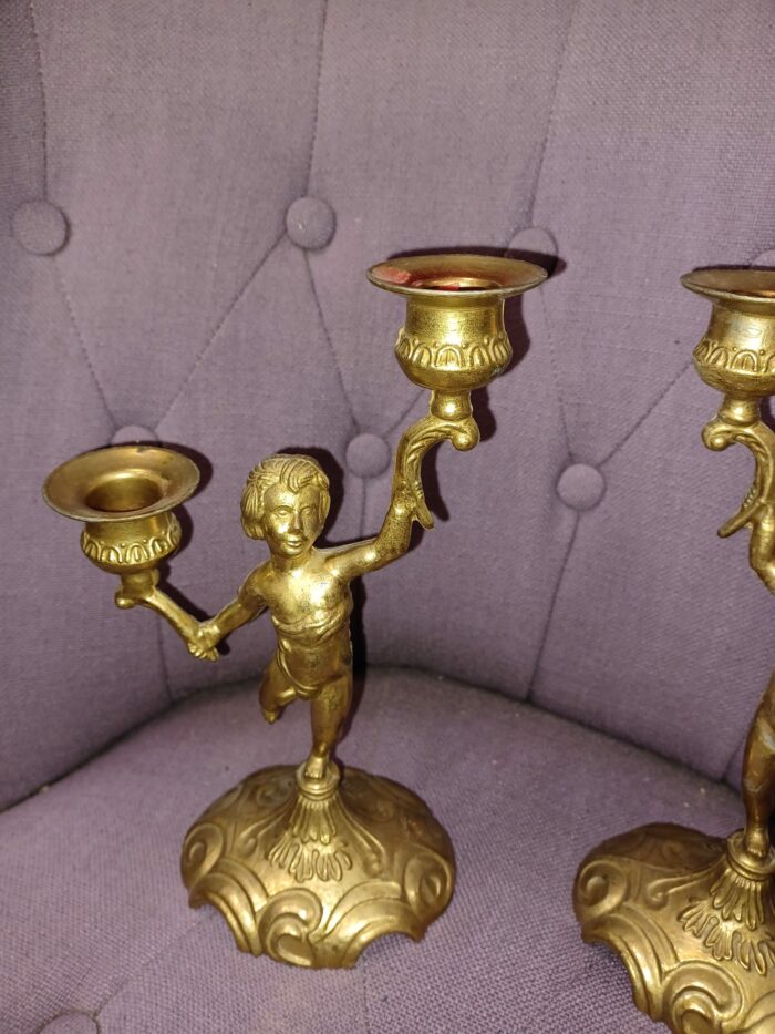 Paire de Chandeliers à 2 bras de lumière/Fût à décor de Figurine Puttis/Chérubins/Angelots en laiton doré – Image 4