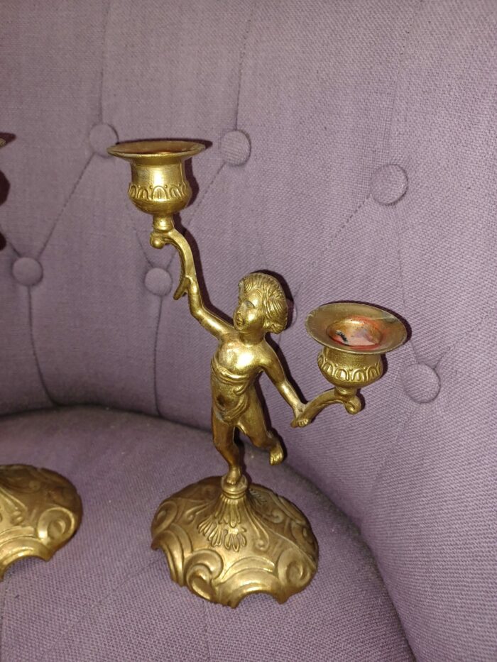 Paire de Chandeliers à 2 bras de lumière/Fût à décor de Figurine Puttis/Chérubins/Angelots en laiton doré – Image 3