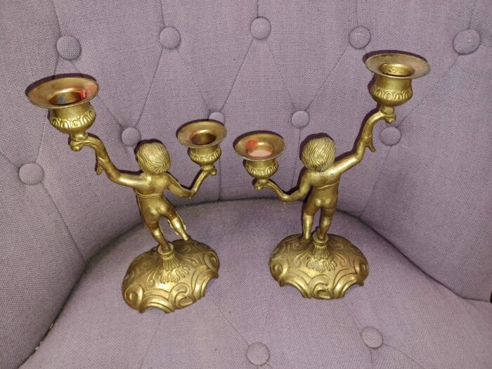 Paire de Chandeliers à 2 bras de lumière/Fût à décor de Figurine Puttis/Chérubins/Angelots en laiton doré – Image 2