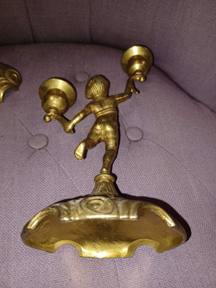 Paire de Chandeliers à 2 bras de lumière/Fût à décor de Figurine Puttis/Chérubins/Angelots en laiton doré – Image 5