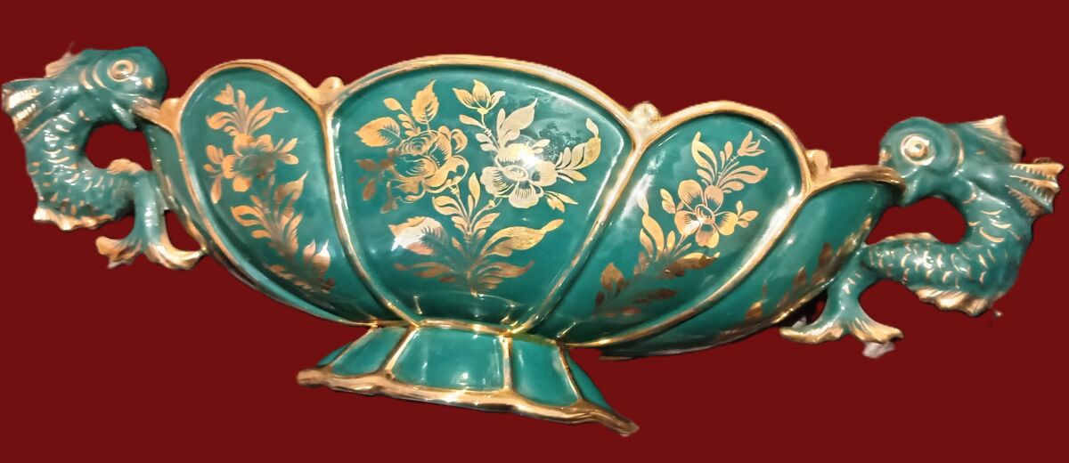 Ancien jardinière/ cache pot/ centre de table en faïence verte et décors dores , anses poissons, art-déco debut XXe siècle