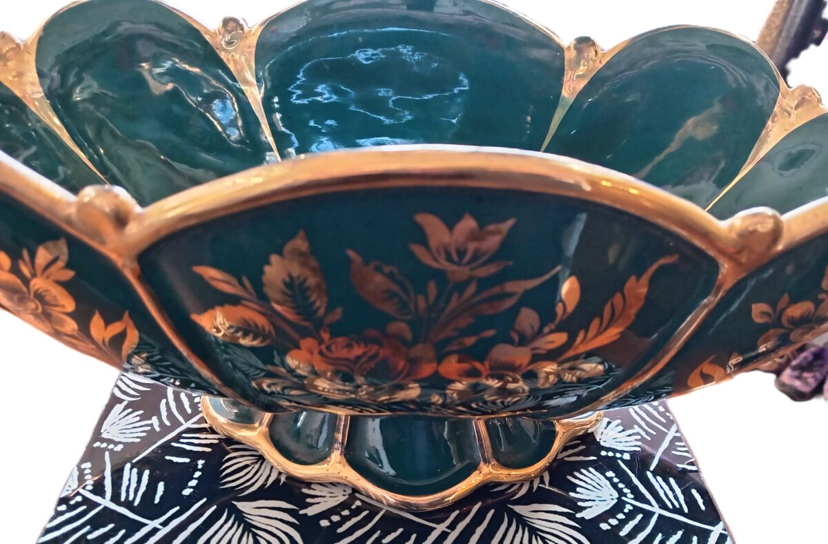 Ancien jardinière/ cache pot/ centre de table en faïence verte et décors dores , anses poissons, art-déco debut XXe siècle – Image 6